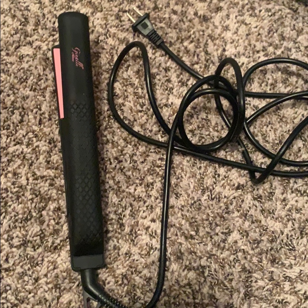 Professional quality hair straightener